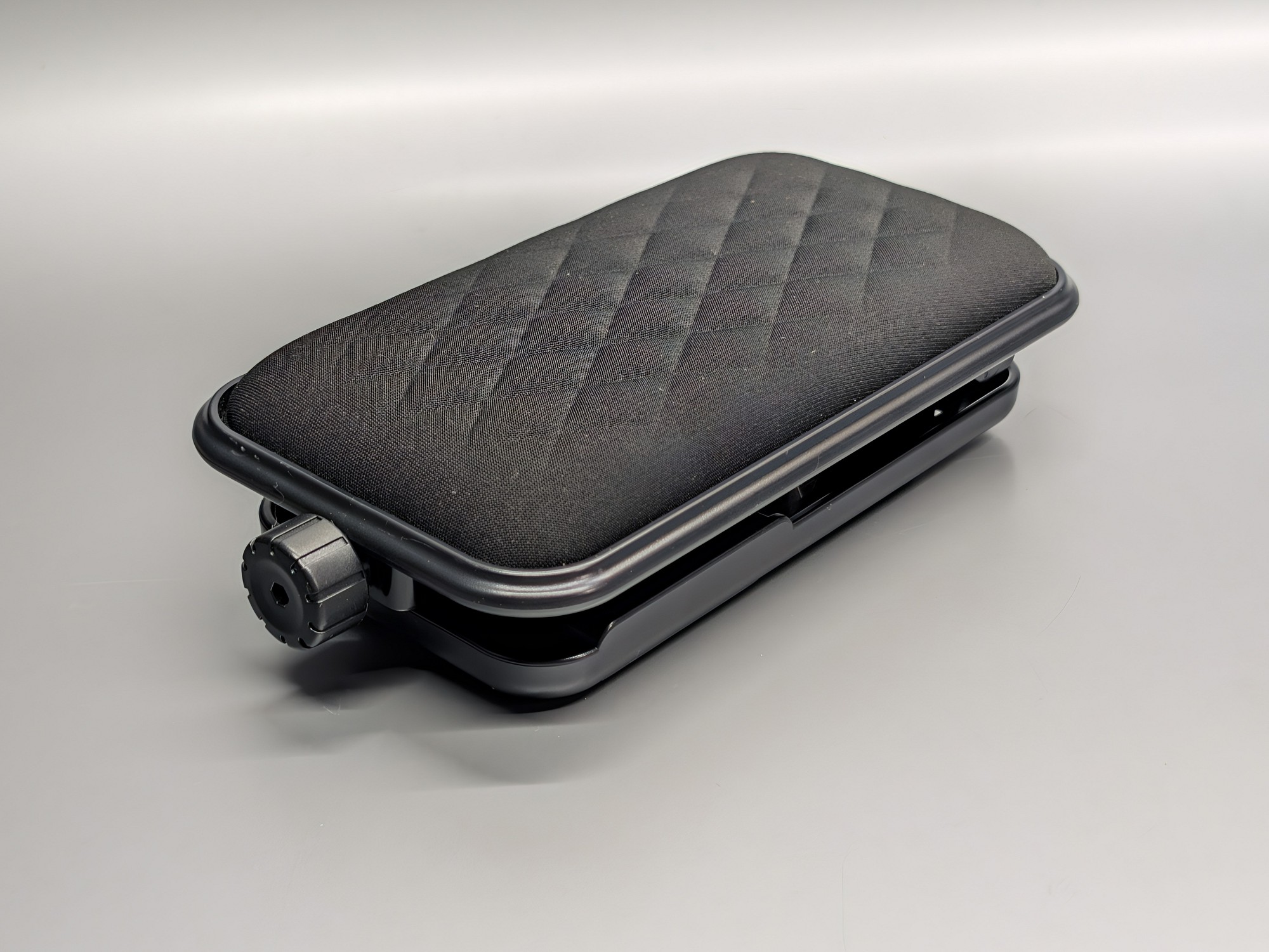 製品本体。サイズはスマホよりやや大きい程度。外見からは何をするための品か分からない