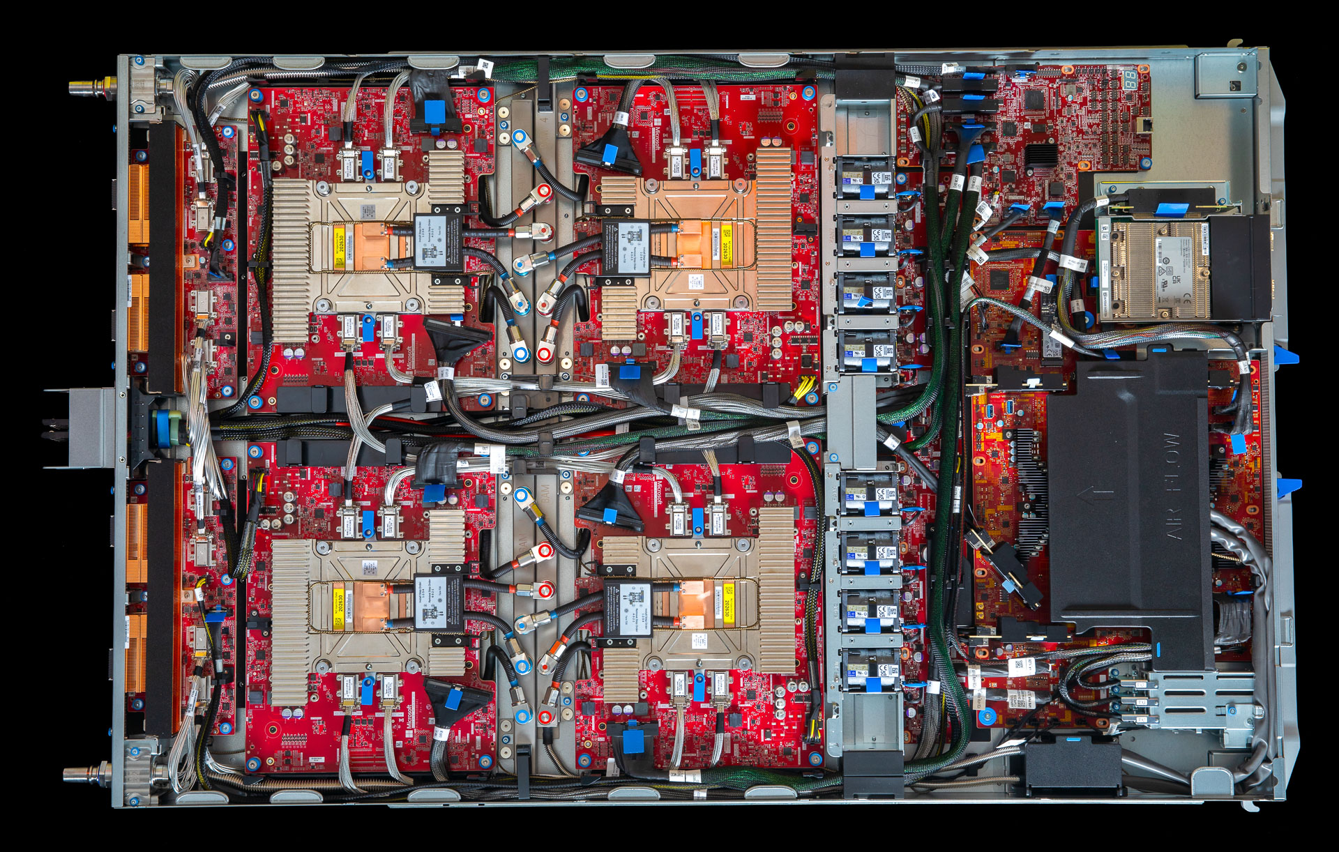 Maia 300のブレード、4つのMaia 300が搭載されている(写真提供: Microsoft)