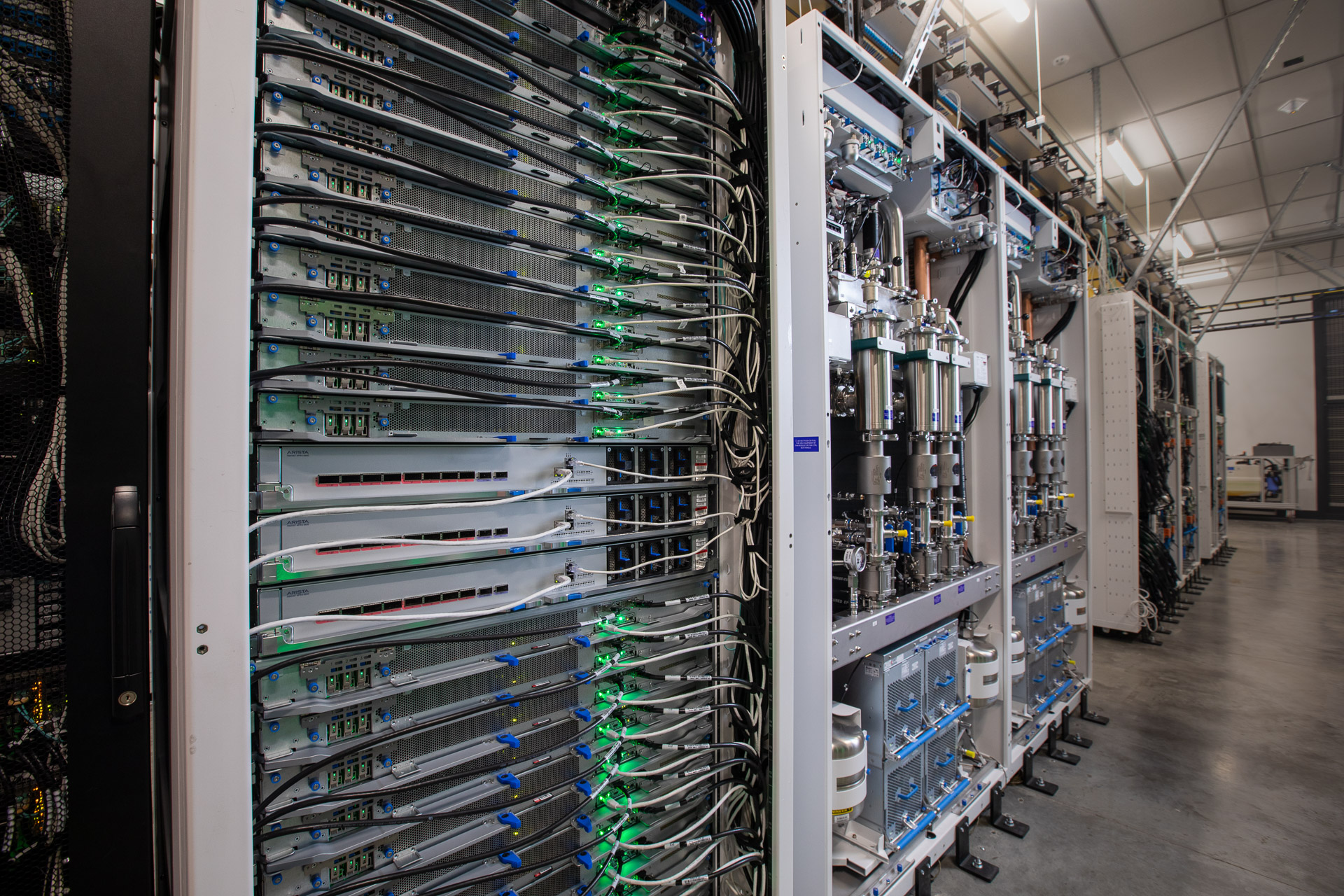 Maia 300のラック、1ラックで最大96基のMaia 300を格納できる(写真提供: Microsoft)