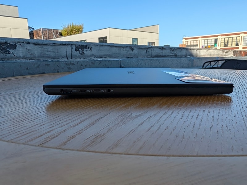 本体右側面に、SDカードスロット、USB 3.2 Gen 2、USB4