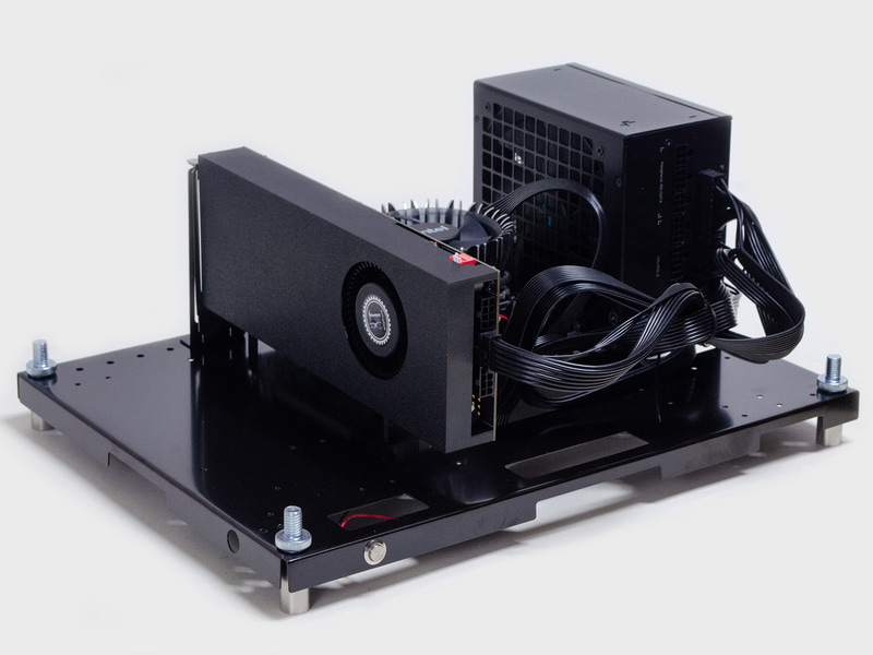 オープンフレームケースに組んだV100 AIPC。ちょっとスカスカだがこれには訳が