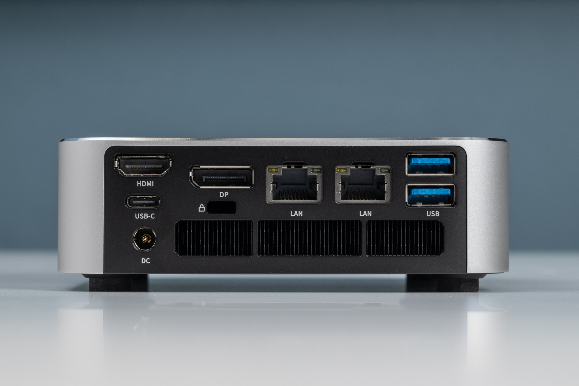 背面側。USB Type-C、Type-A 2基、映像出力にデュアルの2.5GbEポートも
