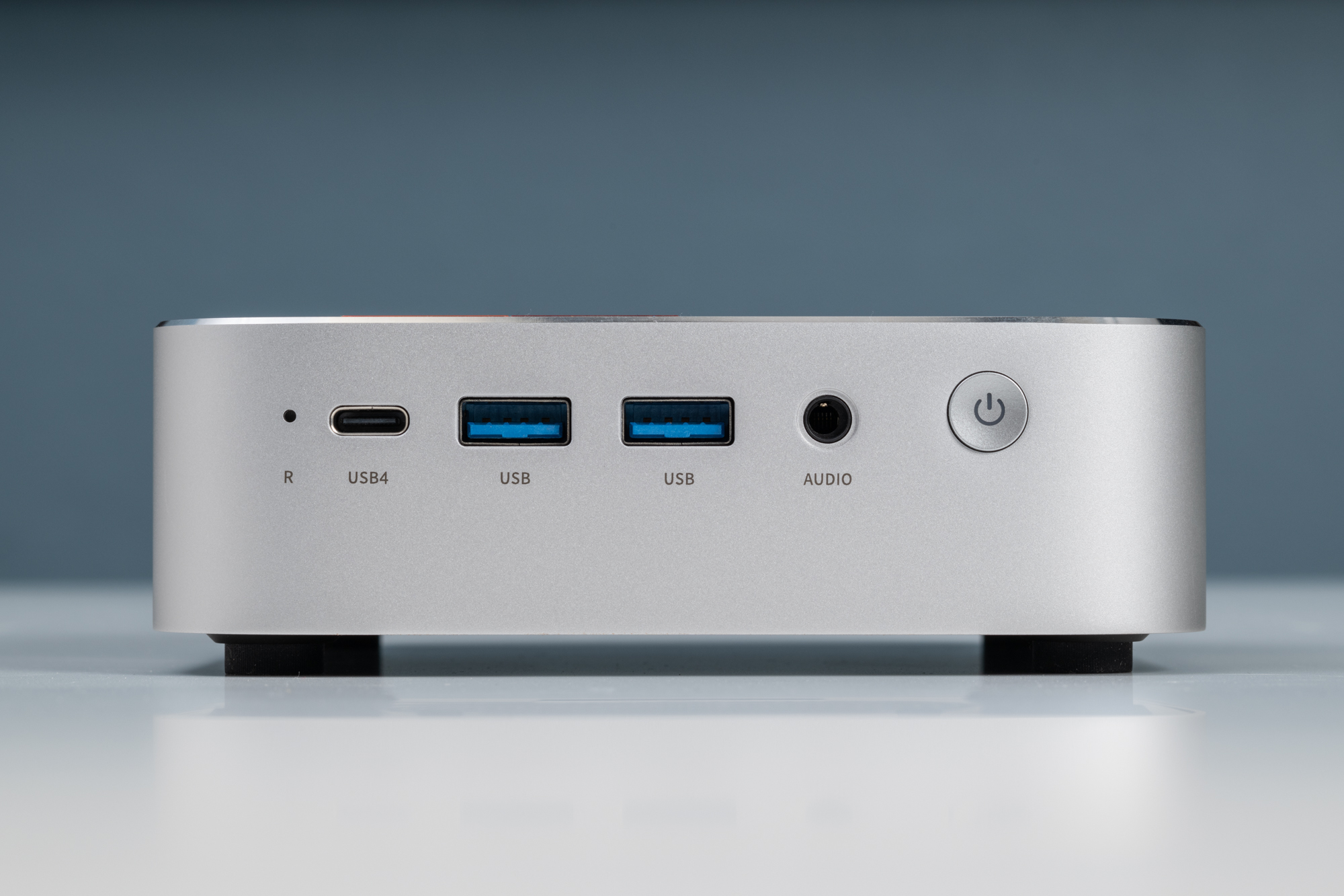 前面にはUSB4、Type-A 2基、ヘッドセット端子