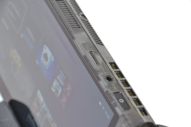 microSD Express対応のカードスロット。特別高速なアクセスを必要としないゲームのインストールに使えそうだ