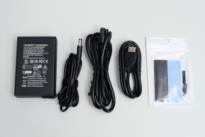 製品には、ACアダプタ、電源ケーブル、HDMIケーブル、増設SSD用ヒートシンクが付属する
