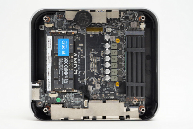 本体内部。メインメモリ用SO-DIMMスロットは2基用意するも、標準でメモリモジュールは1枚のみ装着。中央部にはSSD用のM.2スロットの空きが1本あるため、SSDの増設が可能