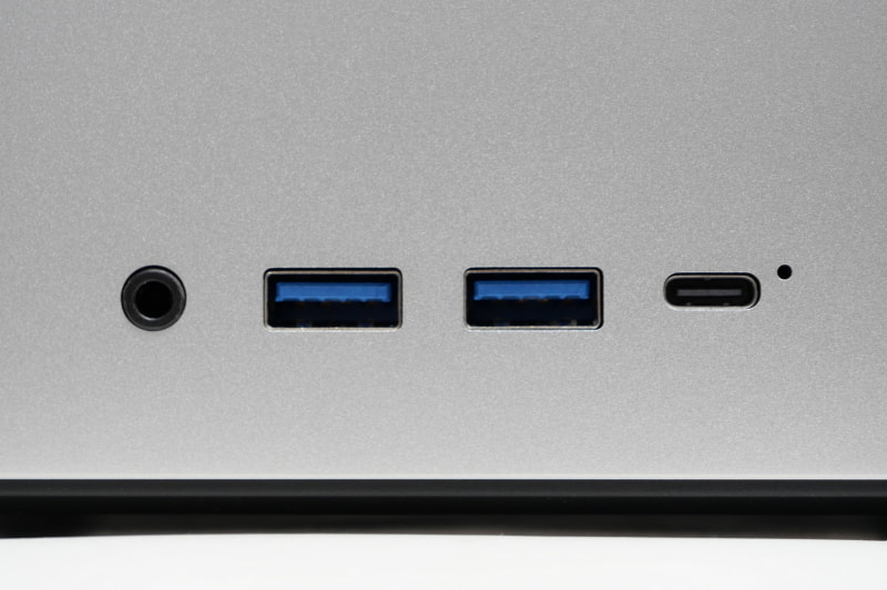 正面に3.5mm音声入出力、USB 3.2 Gen 2 2基、USB4を配置