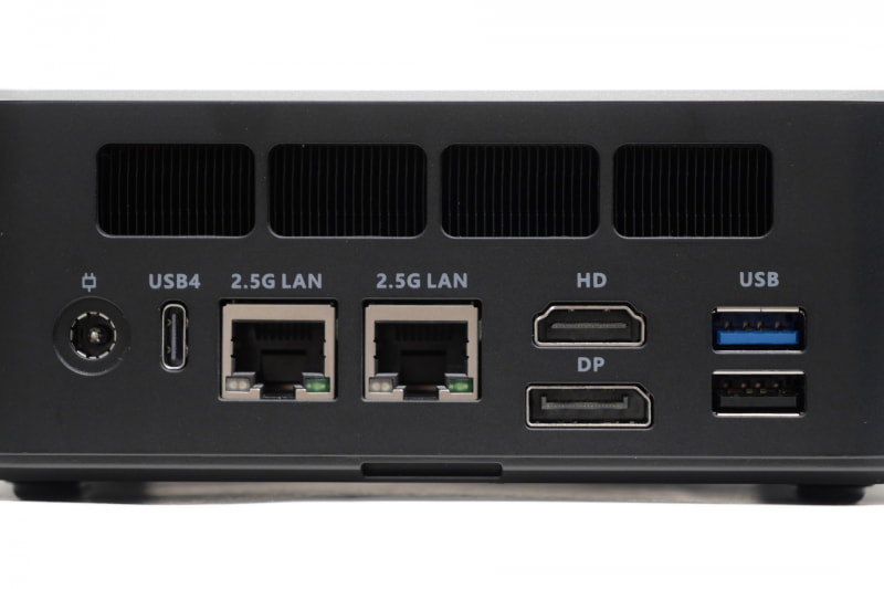 背面に電源コネクタ、USB4、2.5Gigabit Ethernet 2基、HDMI、DisplayPort、USB 3.2 Gen 1、USB 2.0を配置