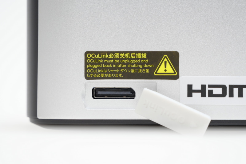 左側面にOCuLinkポートがあり、外付けでビデオカードの増設が可能
