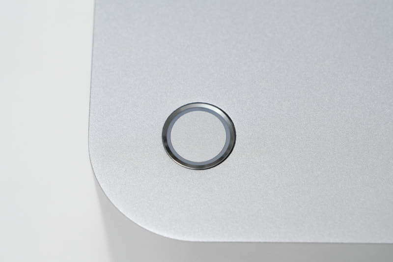 上部電源ボタンは指紋認証センサー一体型