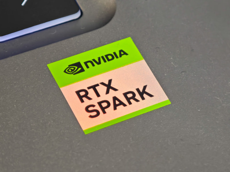 OEMメーカーのマシンに貼られたロゴシール、RTX Sparkが共通のブランド名で、N1Xは世代を示していることが分かる。GeForceでいえば、RTX SparkがGeForce RTX相当で、50シリーズや5090などに相当するのがN1Xということになる