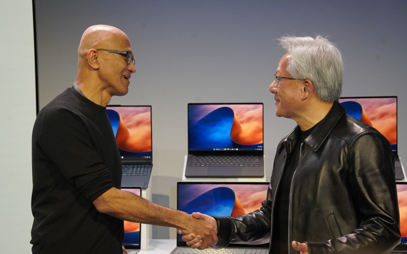 Microsoftが10月7日に開催したRTX Spark搭載Surface Laptop Ultraの発表会で、固く握手するMicrosoft CEOのサティヤ・ナデラ氏とNVIDIA CEOのジェンスン・フアン氏、Microsoft×NVIDIAの最強タッグは市場に受け入れられるか