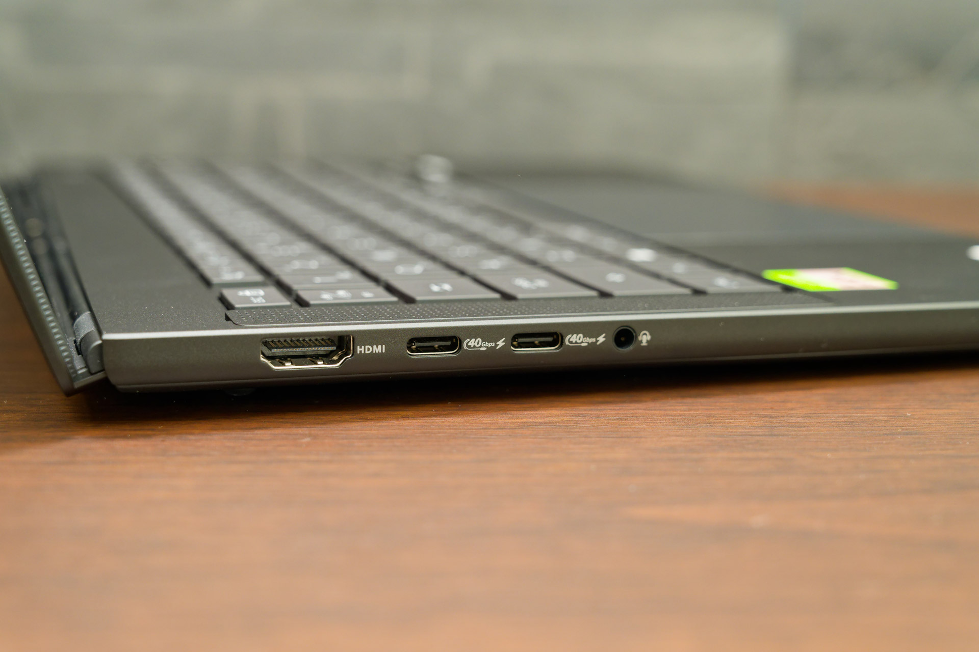 左側面にUSB4ポート2基にHDMI出力、ヘッドセット端子