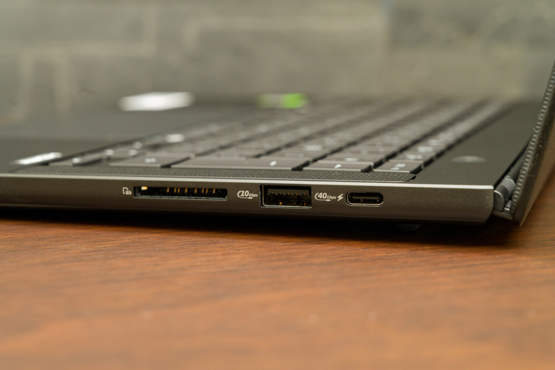 右側面にUSB4ポート1基、Type-Aポート1基、SDUC対応カードスロット