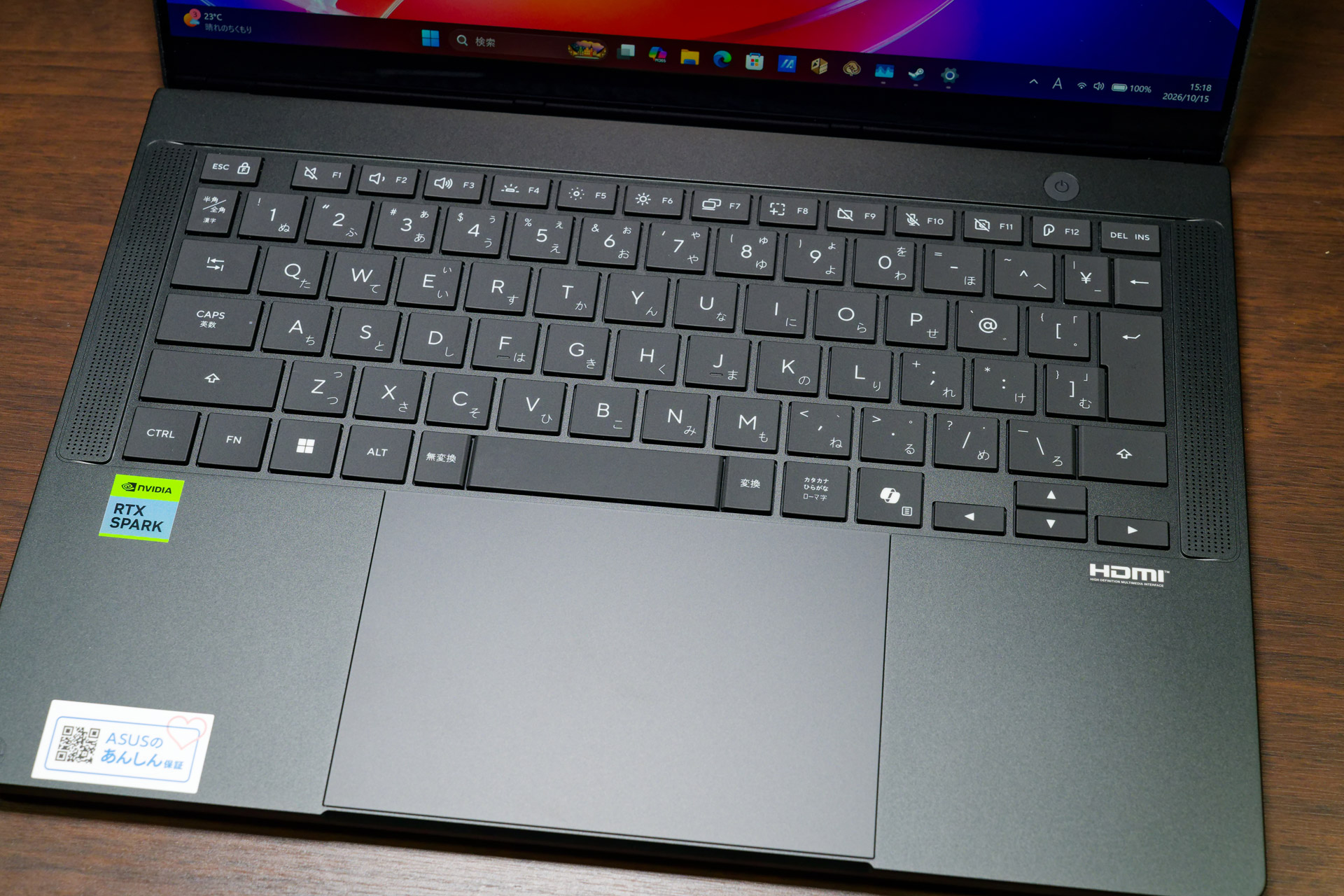 ギリギリまで最大化したタッチパッドと、静音設計のキーボード