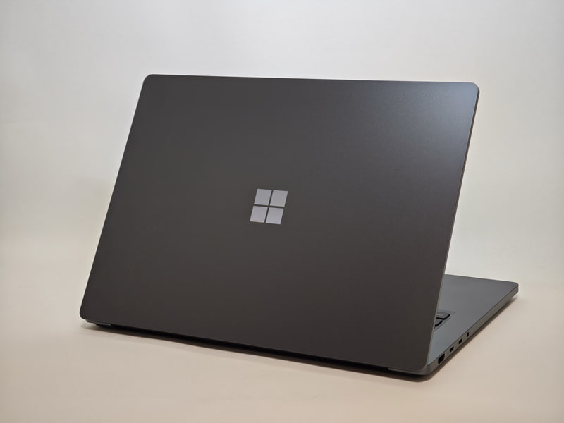 Surface Laptop Ultraの天板