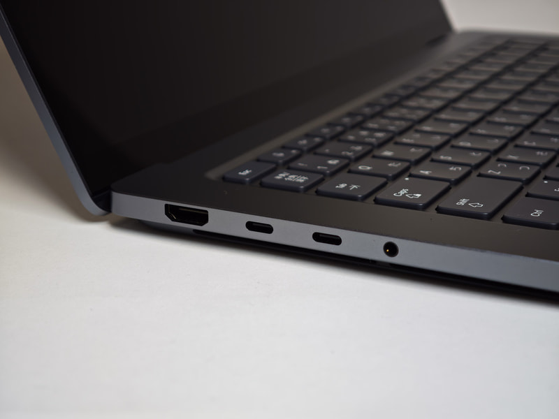 Surface Laptop Ultraの左右ポート