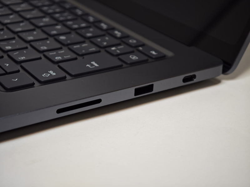 Surface Laptop Ultraの左右ポート