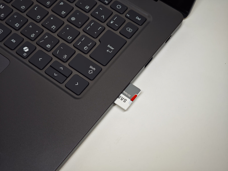 SDカードスロットは完全には入らない方式