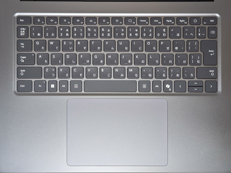 キーボードとタッチパッド