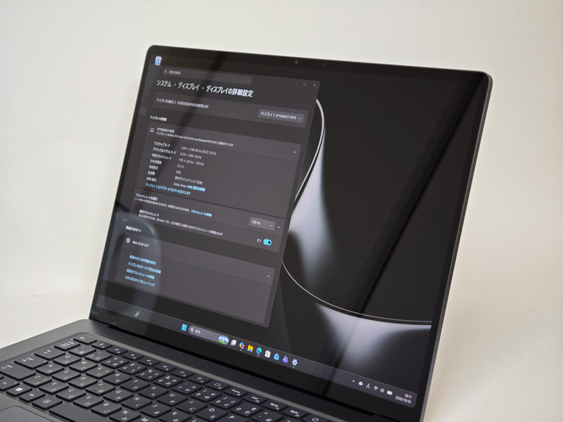 ディスプレイの解像度は3,270×2,180ドット、光沢液晶であるため映り込みはある
