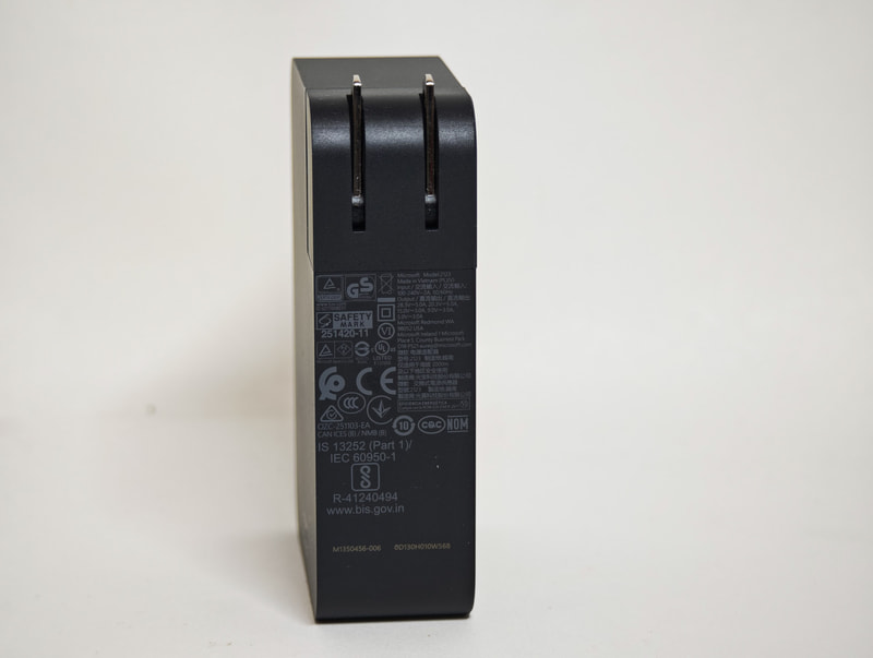 Surface 140 W USB-C 電源アダプタの出力表示