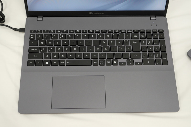 こちらもかな表記なしキーボードを採用しており、テンキーを備える