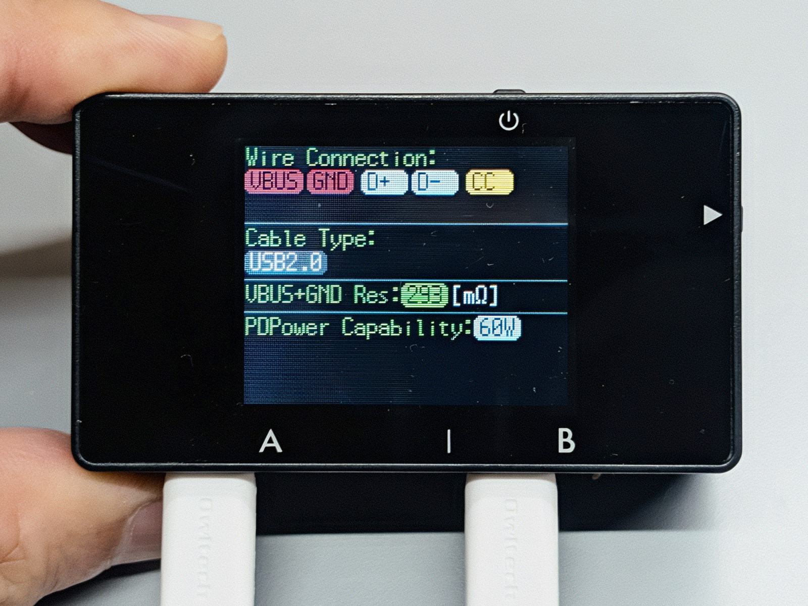 「USB Cable Checker3」で仕様をチェック。USB 2.0仕様で結線もほぼ最小限、最大出力は60W止まりだ