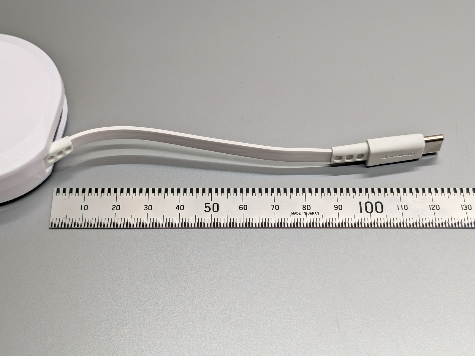 背面側のUSB Type-Cケーブルは約10cmとかなり短い