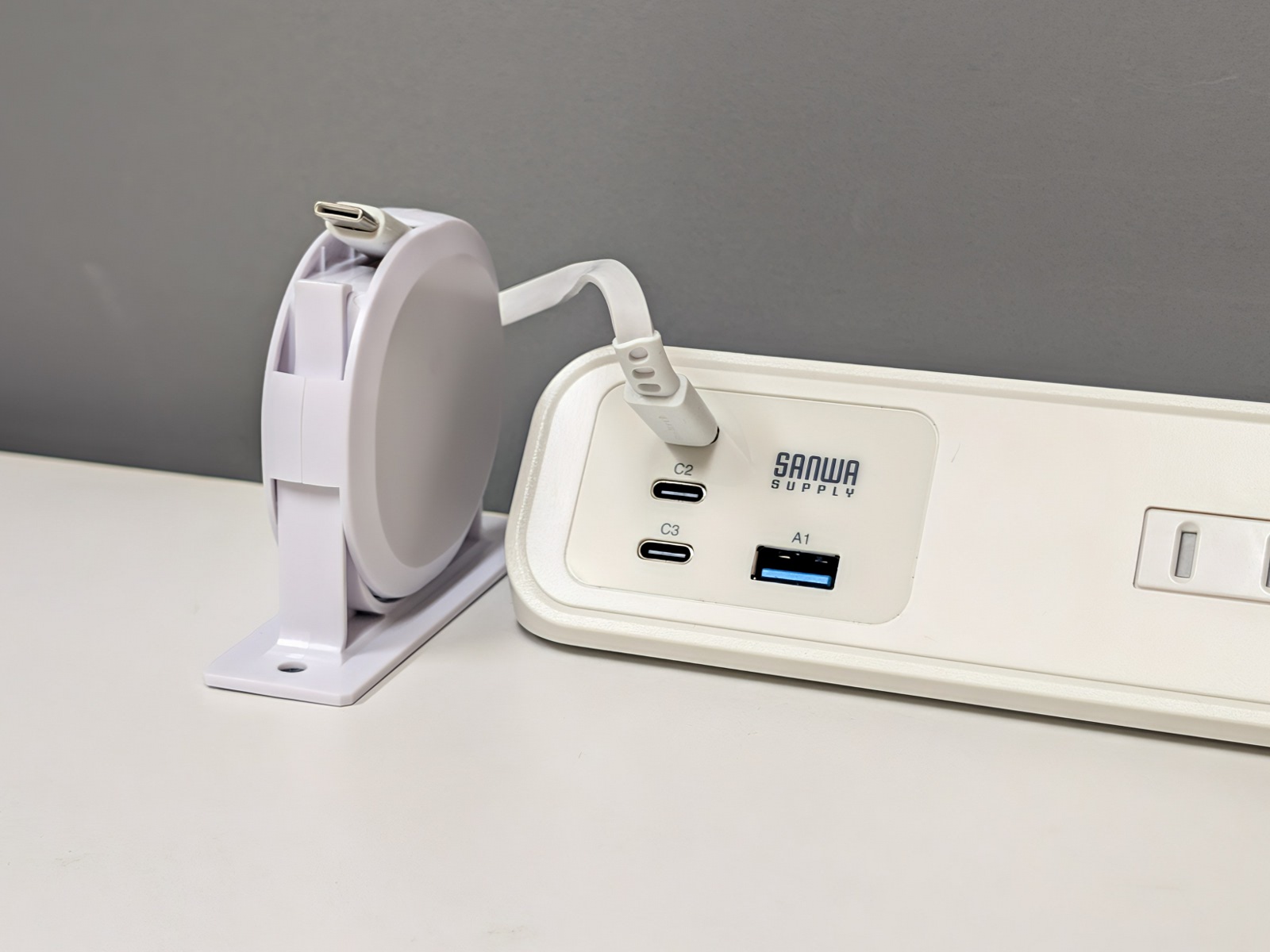 そのため充電器のUSB Type-Cポートのすぐ真横に配置せざるを得なくなる