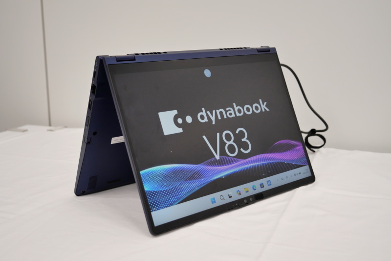 ディスプレイが180度回転し、クラムシェル、タブレットのいずれの形状でも利用できる