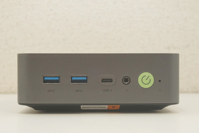 前面はUSB 3.2 Gen 2、USB 3.2 Gen 1、USB4がそれぞれ1基ずつという構成