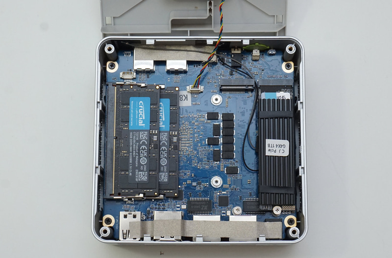 過去のミニPCでは、メモリスロットには16GBモジュールを2基、M.2 SSDスロットには1TBのSSDを搭載する構成が定番だった