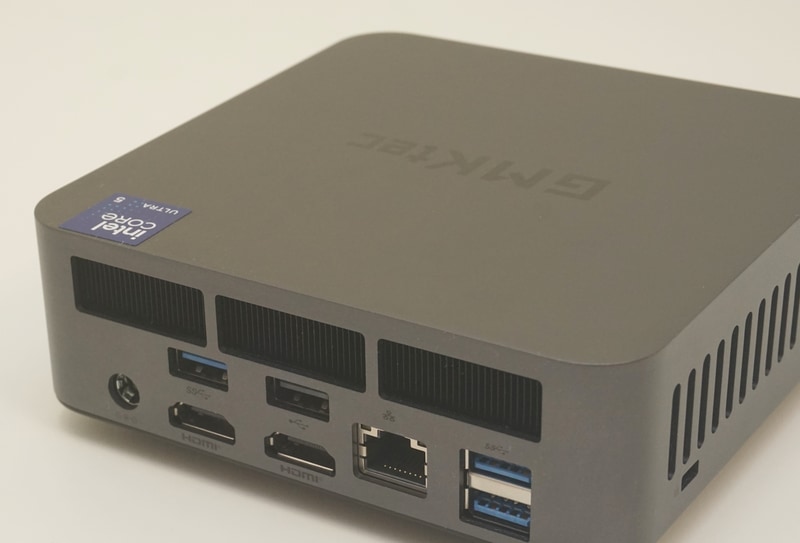 負荷が高いベンチマークテスト中は背面の排気口からほんわり暖かい風が出てくるが、ファンの音は小さかった
