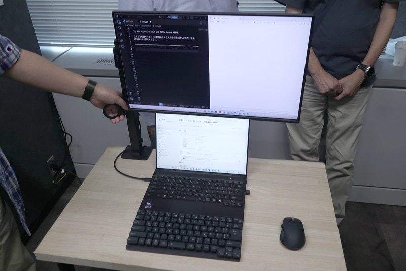 V2403(CF)利用イメージ。大型ノートを下部に設置可能だ