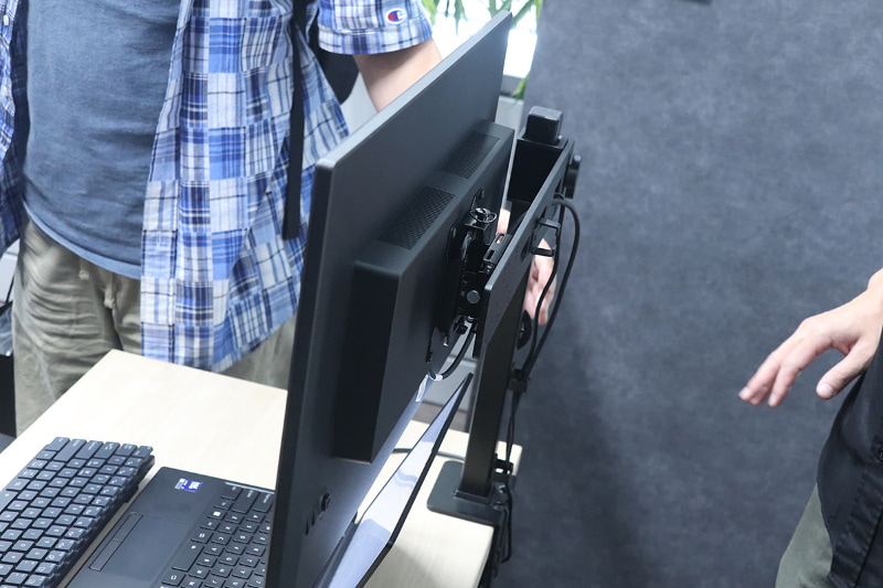 独自の機構により、壁からディスプレイまでの距離を約99mmまで抑えられる
