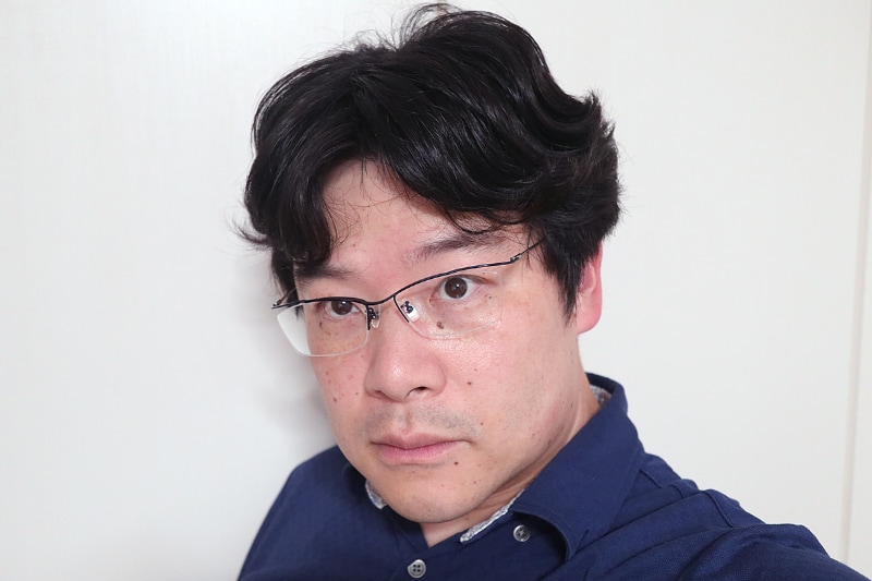ちなみに筆者は視力0.3～0.4の近視なのだが、普段の生活は裸眼がメイン。メガネは運転するときのみだ。普段使っているメガネはかけてもあまり印象が変わらない(と思う)