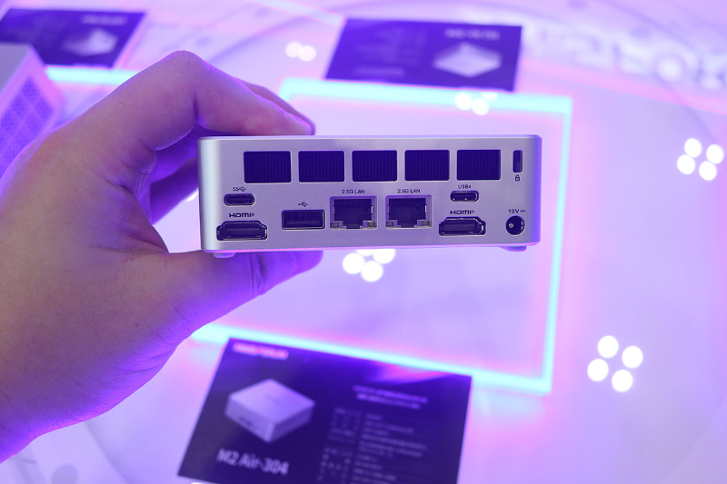 インターフェイスは充実しており、2.5Gigabit Ethernetが2基もある