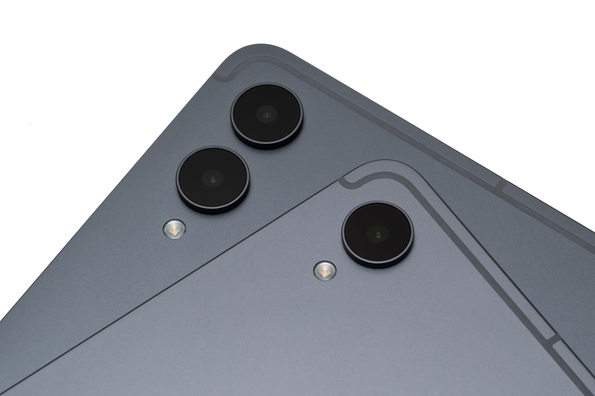 リアカメラはS12 Ultra(奥)が2眼、S12+(手前)が1眼