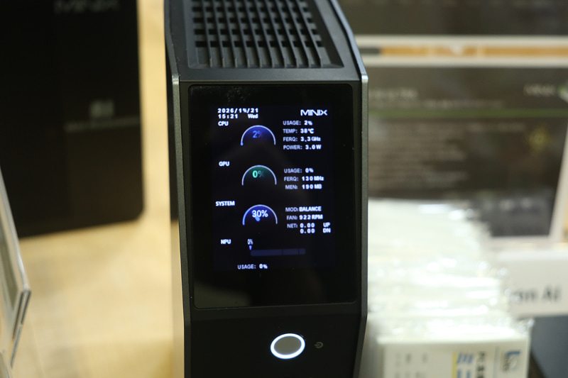 小型のディスプレイを搭載し、常時PCの稼働状況を監視できる。AIに操作させ、モニターが別途ついていなくても、失敗による時間の無駄を防げそうだ