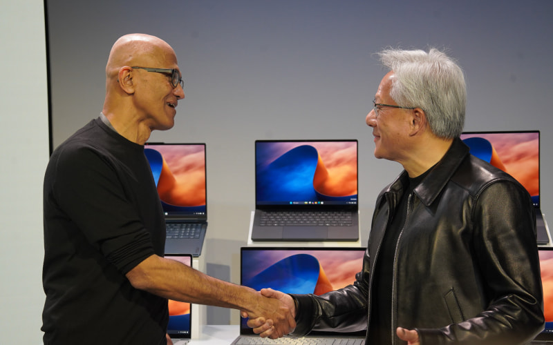 MicrosoftのSurface Laptop Ultraの発表会に登壇したMicrosoftのサティヤ・ナデラCEO(左)とNVIDIAのジェンスン・フアンCEO(右)