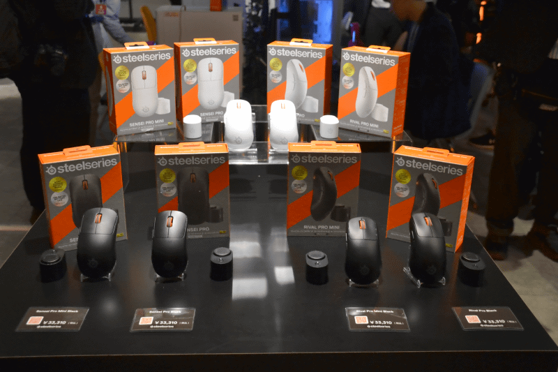 新製品の実機展示が行なわれている。ホワイトモデルはまだ一部だけの展示