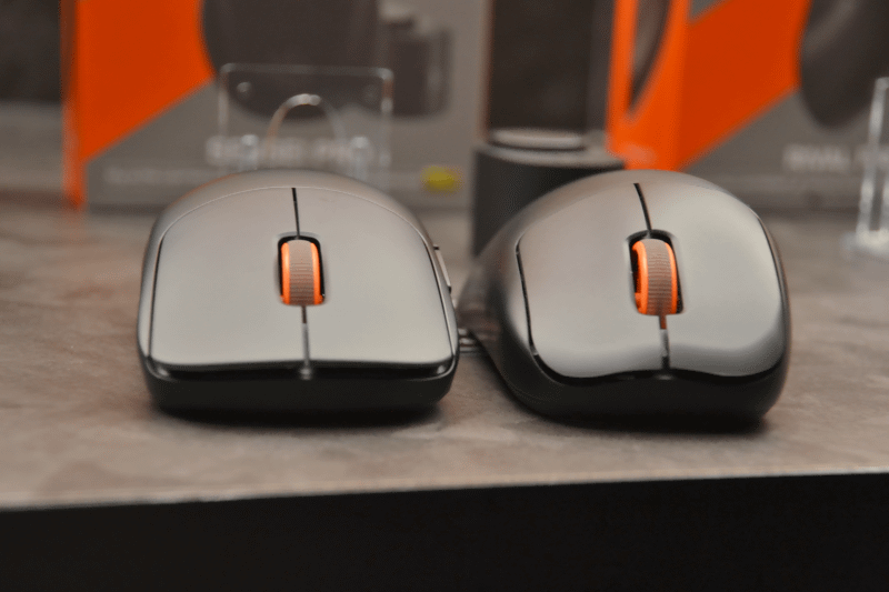 「Sensei Pro」(左)と「Rival Pro」(右)の比較。前方の傾斜の付き方がかなり異なる。いずれも前方にUSB端子はない