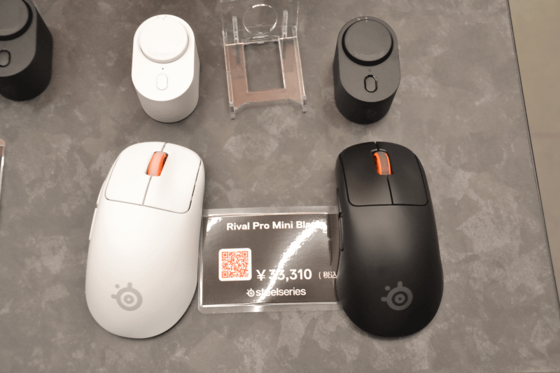 ホワイトモデルで唯一展示のあった「Rival Pro Mini」の2色比較。ホイールにLEDは入っていないが、オレンジが光っているように見える