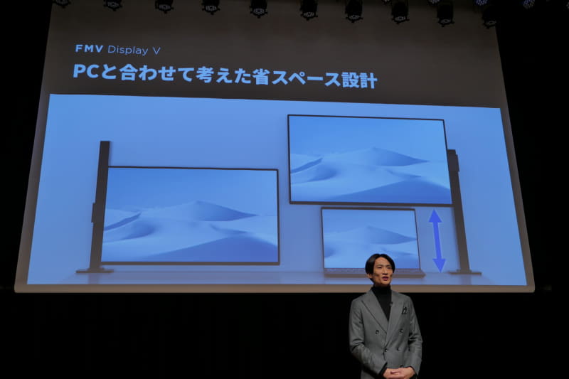 ディスプレイ下に16型ノートPCを収められるまで高さ調節可能で、デスクを広く活用できる
