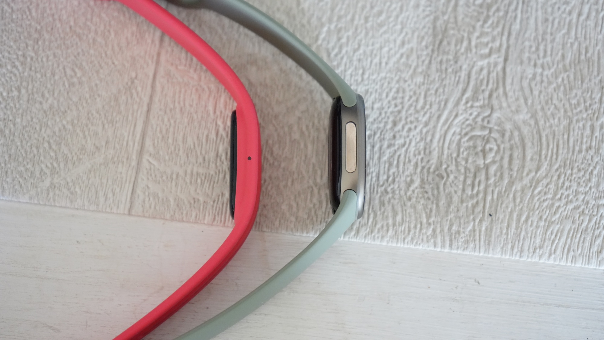 本体左側面の比較。Fitbit Air(写真=左)とFitbit Edge(写真=右)