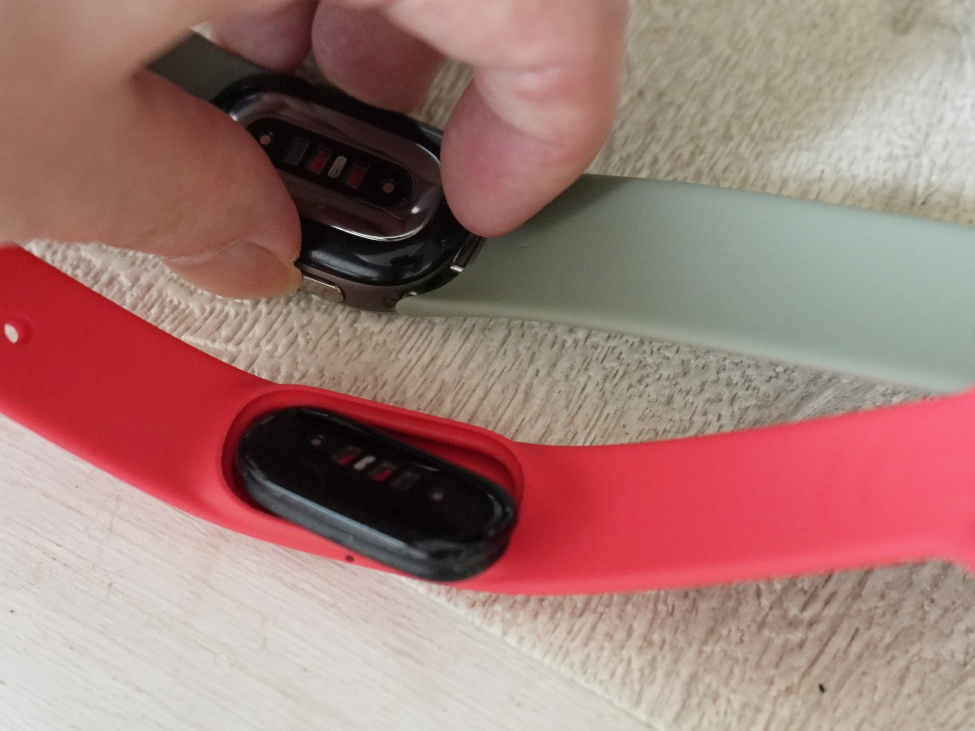 バンドは簡単に交換できるようになっている。交換の際に工具類は必要ない。Fitbit Air(写真=手前)は指で本体を押し出すだけで外れるためEdge(写真=奥)よりも簡単に交換できる