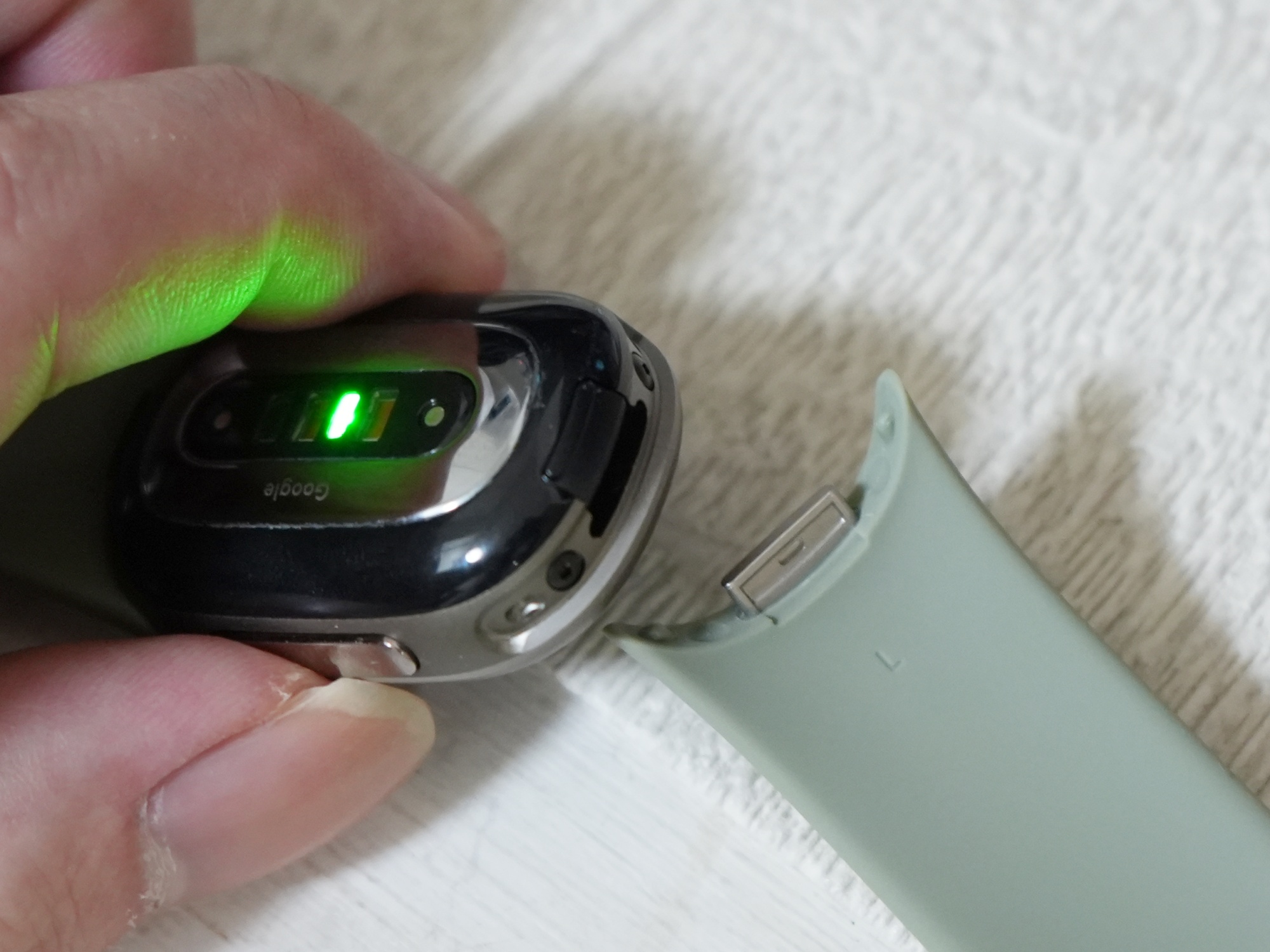 Edgeは押し出しではなく、フレーム付近のボタンを爪で押し込んでバンドを外す