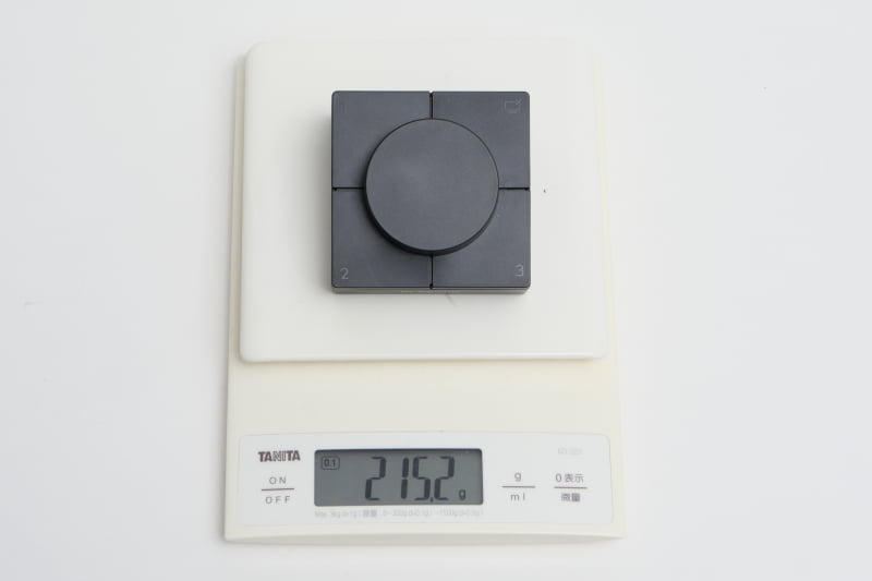 実測の重量は215.2gと、公称よりかなり軽かったが、手にすると結構ずっしり重い