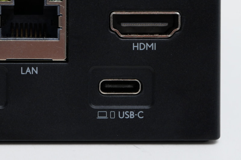 右下のPC接続用USB Type-Cは、最大90WのUSB PD出力およびDisplayPort Alt Mode対応